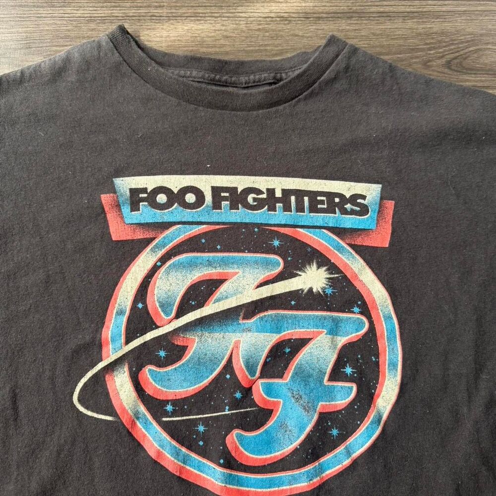 Foo Fighters black Graphic 3D emblem themed band music tee Size XL